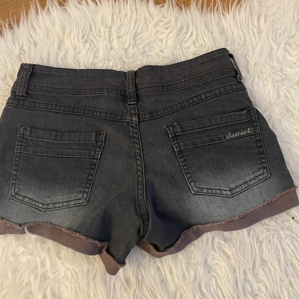 Jeansshorts från element köpta på sellpy💞bra skick, lågmidjade med grå svart färg💞. Shorts.