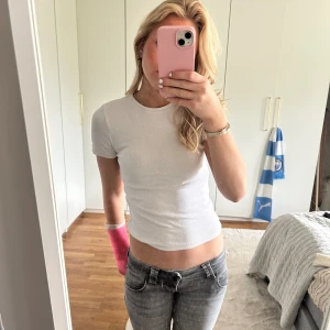 BikBok T shirt - Tshirts från bikbok. Säljer då de ej kommer till användning och vill bli av med de. Använt max 1 gång/ t shirt.  !!!Nypris 129kr styck!!! 80kr för båda 