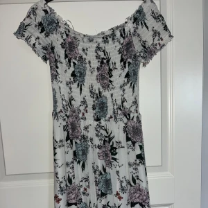 Blommig kläning - Sparsamt använd