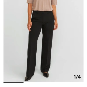 Svarta kostymbyxor  - Säljer helt oanvända kostymbyxor från märket Stockh Im , från mq. Nypris 799 kr💕💕 stretchiga och bekväma