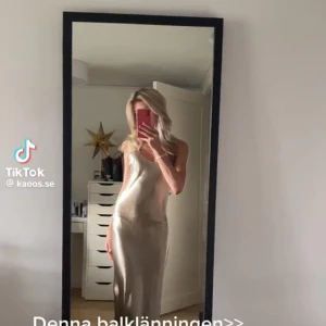 Guldig balklänning💓 - En slutsåld och jätte fin guldig balklänning. Den är helt oanvänd och lappen sitter kvar. Köpt som 36 på hemsidan men står att den är 38 på lappen💓