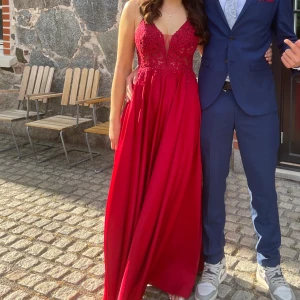 Balklänning❤️ - Superfin balklänning!❤️endast använts 1 gång. Kjolen är lite uppsydd och axelbanden är omsydda av skräddare så att de inte skaver!🥰 Jag är 168 cm. Köpt för ca 3000kr. Pris går att diskuteras Hör av dig vid frågor & fler bilder