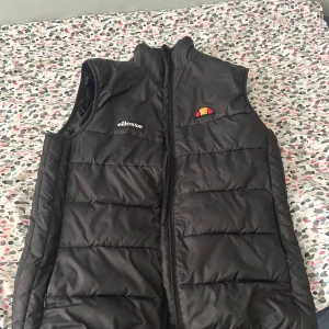 Ellesse väst - Ellesse väst Använd ett par gånger men är i väldigt bra skick Storlek XS