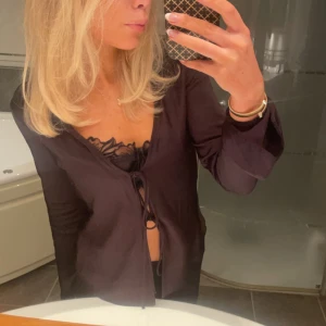 Svart satinblus - Såå fin svart satinblus med knyte från zara!! 