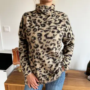Supermjuk tröja i leopardmönster i gott skick