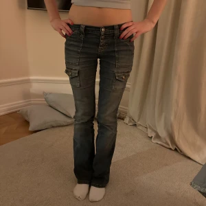 Super fina unika jeans.  - Super super fina unika jeans köpta i paris på second hand. Köptes för 700 kr säljer för 550 kr. Dom är lågmidhade och bootcut och pris går att diskuteras. Jag är 162 och dom passar perfekt i längden. 