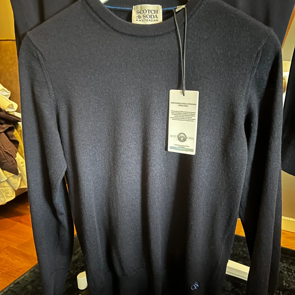 Mörkblå stickad tröja från Scotch & Soda, storlek S. Ny pris runt 1000kr. Stickat.