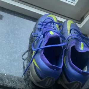 Ett par Nike phantom fotbollsskor i storlek 38,5. Det finns ingen söndrig del på sko. Det är okej skick på fotbollsskorna. Dem är inte använda jättelänge. Skicka till mig om ni skulle vilja köpa, 