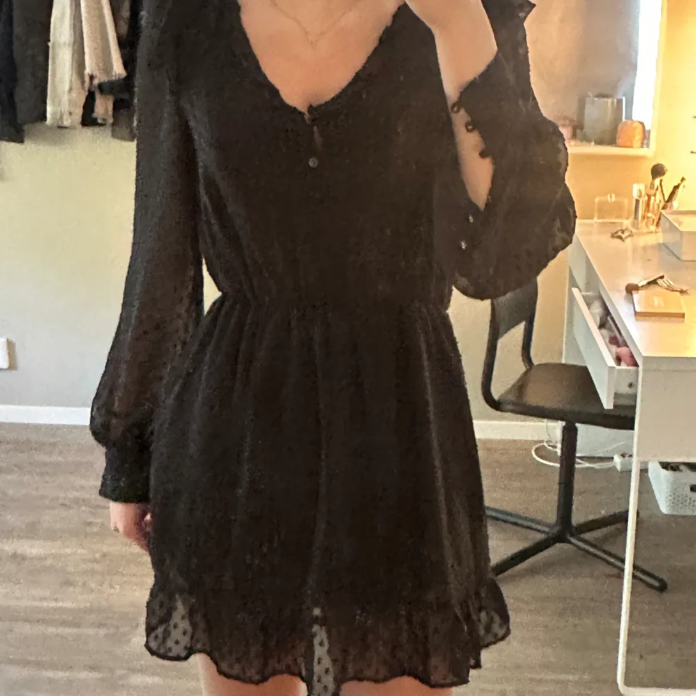 Jättefin svart klänning från zara💗Aldrig använd med lappen kvar! Perfekt nu till sommaren på fest och middagar💗Nypris 400 kr! Skriv för mer bilder eller frågor . Klänningar.