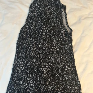 Snygg topp - Den har bra passform o följer som kurvorna najs