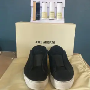 Fett Arigato skor ✅. Nypris 2500 clean kit och påse ingår. Säljer för att dem inte längre kommer till användning. Skick 7/10.Priset kan diskuteras.
