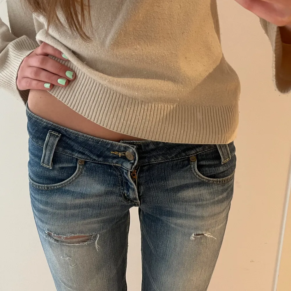 Jättesnygga Low waist jeans med hål💗. Jeans & Byxor.