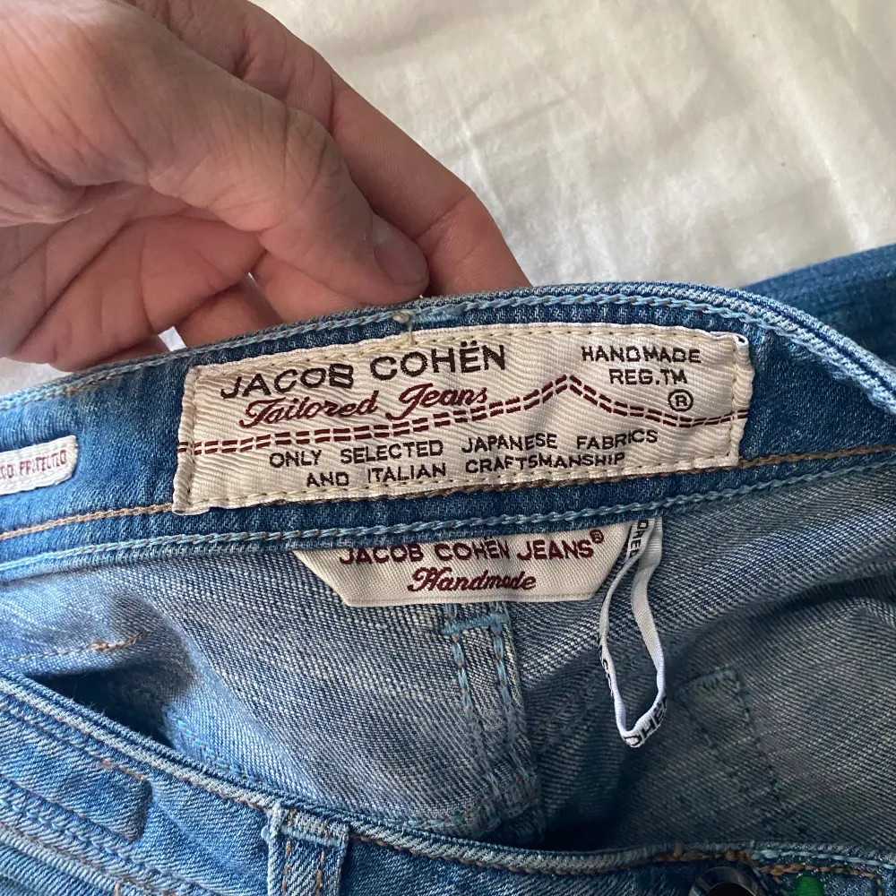 Säljer nu mina super fina Jacob Cohen jeans som är i super fint skick och perfket färg nu till sommaren, dem är sparsamt använda och är i modell 622 samt storlek 33, hör av er vid frågor och funderingar. Jeans & Byxor.