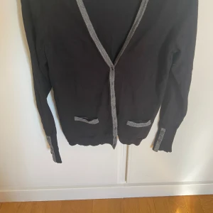 Tröja - Svart cardigan med grå detaljer