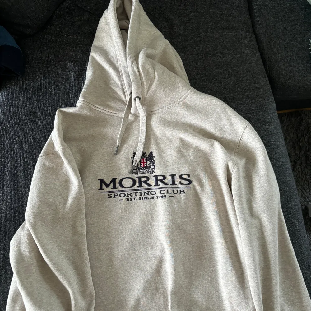 Säljer en jätte snygg beige Morris hoodie som inte haft mycket användning i jätte bra skick och är rätt ny. Den sitter lite oversized . Hoodies.