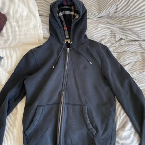 Burberry hoodie - Säljer denna burberry hoodie stolek L men passar M. Skick 9,5/10. Äkta såklart som allt annat på min sida. Vid fler frågor är det bara att skriva😀