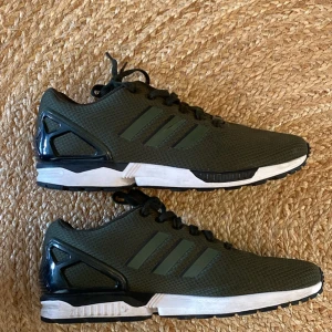 Adidas - skor - Mycket bra skick, använda fåtal gånger. Storlek 43 men passar bra till 42,5.