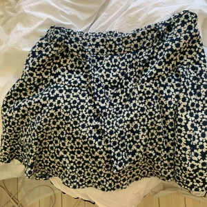 Kjol från Zara 🤍 - Jättesöt kjol i storlek 152. Den säljs inte längre.🤍 De har också inbyggda shorts.