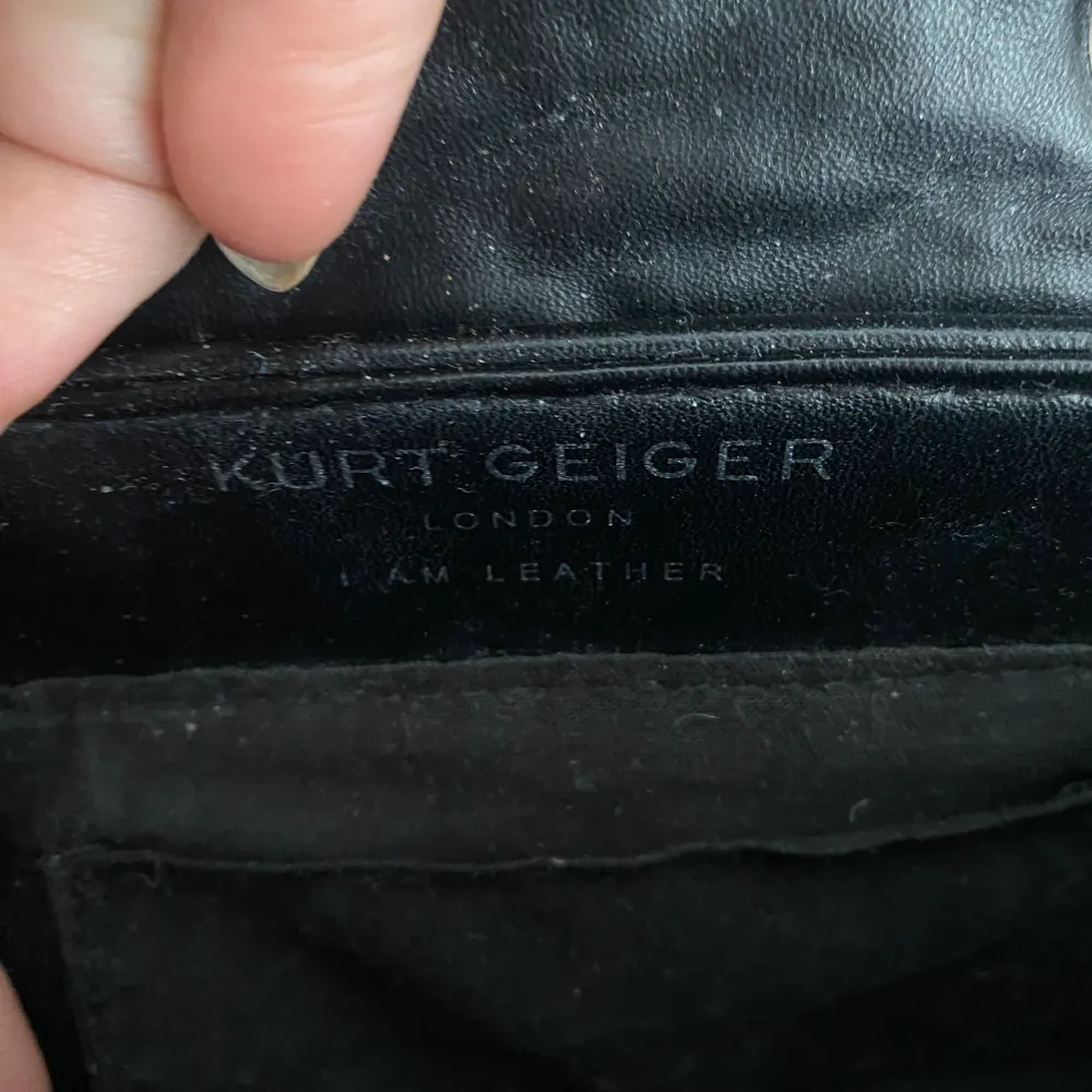 Svart Kurt Geiger väska. Väskor.