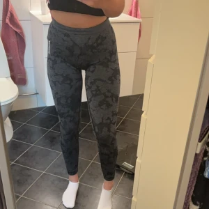 Träningstights  - Camouflage träningstights ifrån Gymshark. Contur i rumpan och märke både uppe på höften och längst nere på vaden. I super skick och väldigt bekväma🫶🏼