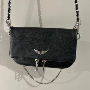 Zadig&Voltaire Nano rock väska  - Nano Rock Zadig och Voltaire Väska i nyskick. Bor i Stockholm så kan enkelt mötas upp. Kan även posta. 