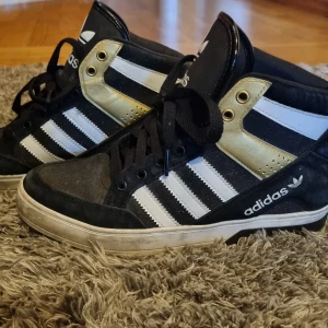 Adidas skor. - Adidas sko i använt skick. Skorna har inga hål eller skador endast smutsig sula. St 38 men liten som en 37. Där av kan jag inte ha dem.