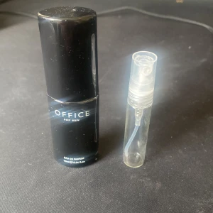 Office for men av jeremy fragrance - Den här doften luktar som att man äger hela världen. Den är bra till skolan och arbete.  Kontakta mig om du vill ha en mindre storlek som tex 2 ml eller 3 ml