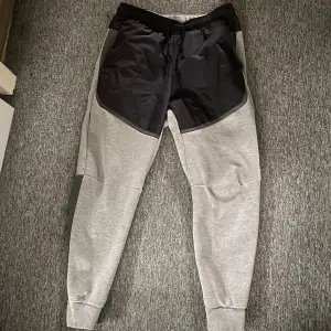 Nike tech fleece byxor old szn Skick 8/10