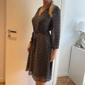 Mk klänning med skärp - Mk Stockholm LM, storlek 38 nypris har ett fint band runt midjan, 799kr har kvar prislappen 🌿