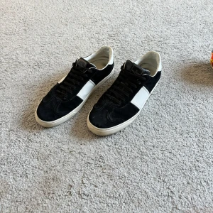 Valentino Flycrews - Valentino Flycrew svartvita, riktigt stilren sneaker, som passar perfekt till sommaren | Cond; 7/10, använt skick, 2 st nitar som har gått av och därav priset | Storlek 44 passar större. Skriv gärna vid frågor funderingar o funderingar. 🤩