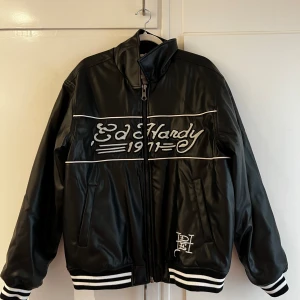 Ed Hardy Black PU Team Jacket - Säljer denna för den är lite för stor, köpte från Urban Outfitters i England.   Storlek: L