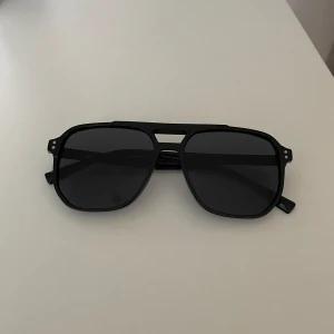 Solglasögon i bra skick!  - Svarta solglasögon som passar till alla! Dem är i bra skick och passar perfekt till sommaren.  Pris kan diskuteras! 