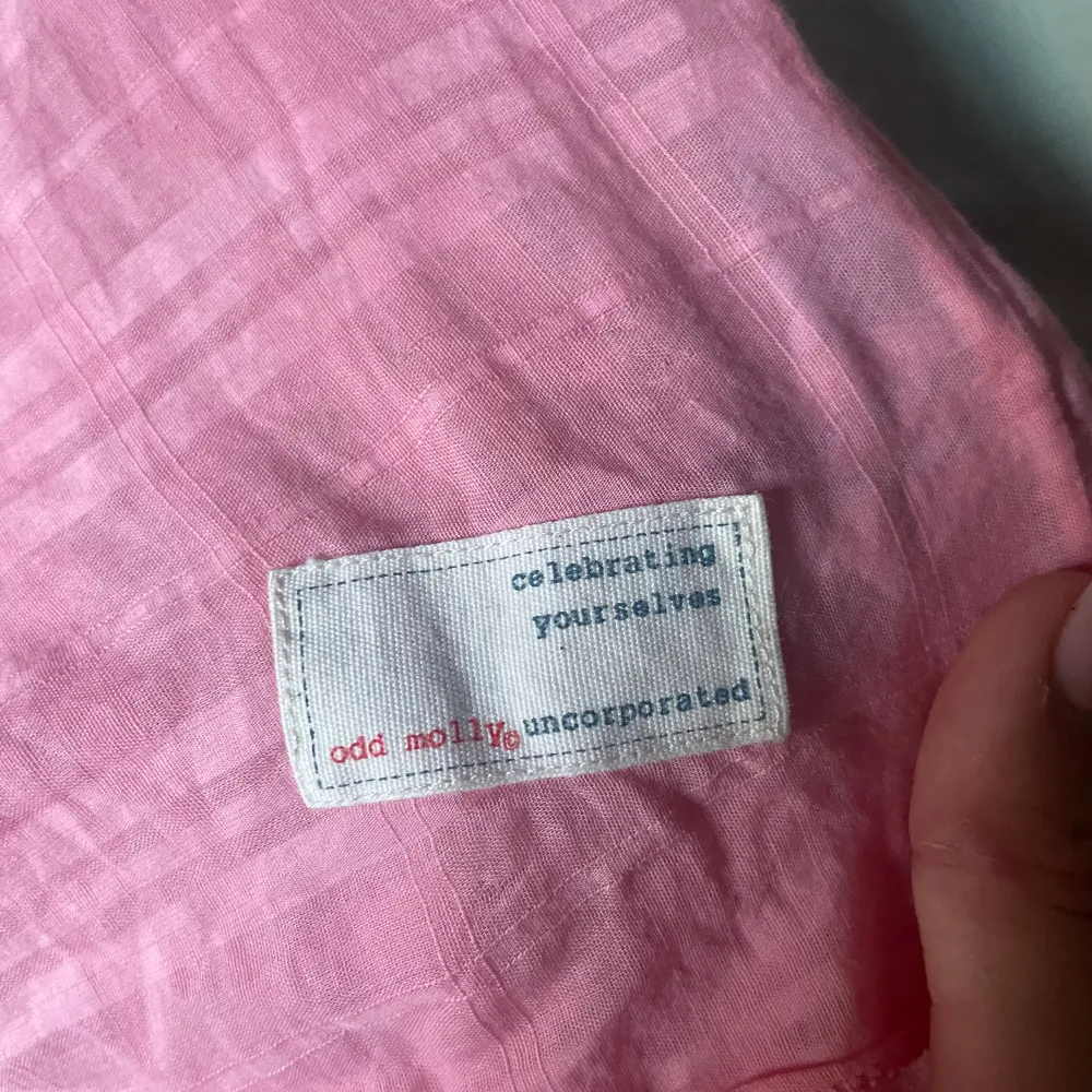en superfin rosa linne från odd molly. helt perfekt skick. säljer pga storleken passar inte mig. 🩷. Toppar.
