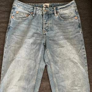 Säljer ett par ursnygga blåa jeans från Lager 157, modell Icon💓 De är lågmidjade och straight i modell. Storlek M och passar jättebra för mig (ca175)🥰 Har endast använt den ett fåtal gånger. Om ni undrar över något skriv till mig!💓