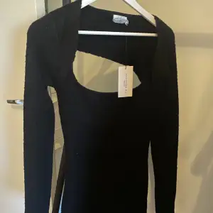 Säljer denna fina klänning från NAKD som inte kommit till användning. Den är storlek M däremot kan även användas som S eller L då den är väldigt stretchig.🤍