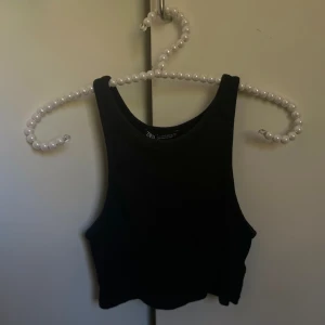 Topp - En svart super gullig och skön topp från Zara, fint & fräscht skick!! Endast andvänt fåtal gånger ( säljer då det inte kommer till andvändning )  Storlek s, ribbat material