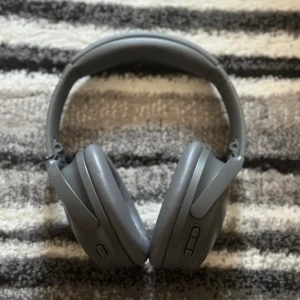Hörlurar  - Jätte Fina Bose hörlurar med grymt ljud och är i perfekt skick (använd enstaka gång) ord pris 3800 kr, limited edition ❗️❗️