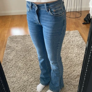 Lågmidjade jeans - Lågmidjade bootcut jeans från GinaTricot ”perfect jeans” i storlek 34💙 Köpt för längesen och är välanvända, pris går att diskuteras 