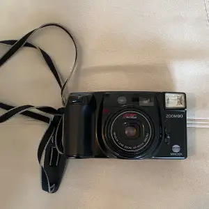 Säljer denna Minolta lens zoom 38-90mm marco vintage kamera som jag fick av min mormor som jag ej vet om denna fungerar. 