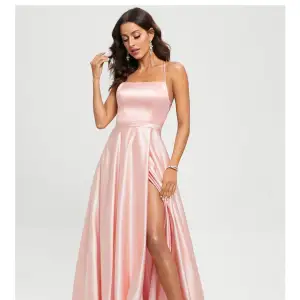 Jätte söt ljus rosa balklänning med öppen back, från JJ’s house.  Använt bara en gång. Köpte för cirka 3000. Storleken är costume made. Priset går att diskutera, skriv gärna om ni har frågor❤️❤️ Fraktkostnad är med kunden❤️