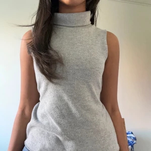 Grått linne - Grått linne med ett snöre som kan användas på en massa olika sätt, bland annat framhäva midjan eller knyta runt för en extra detalj! 