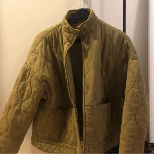 Vårjacka Zara - Jättefin grön vårjacka från Zara, fint skick! Nypris var kring 800💞