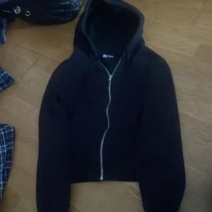 kofta - söt enkel kofta från hm i storlek XXS, använd några gånger. Köpt för 199 säljs för 50 kr