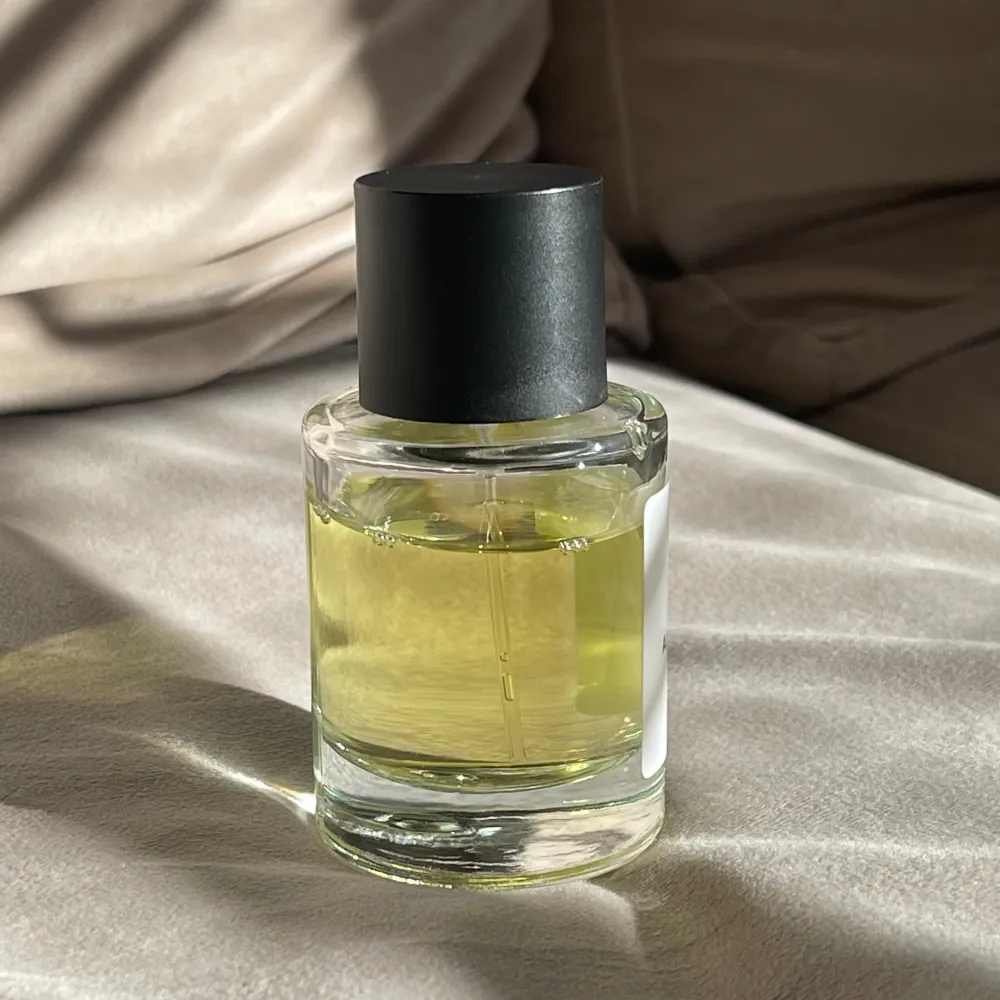 Säljer min Absolu Vanilla 50ML parfym från Essnce, som ni ser har jag använt lite av den. Det är en dupe av Kayali Vanilla 28 som jag redan har, därav säljer jag den. Luktar verkligen vaniljbakelse! . Övrigt.