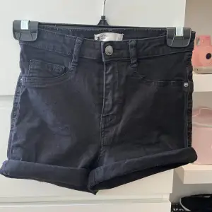 Svarta jeans shorts från Gina tricot, storlek 34