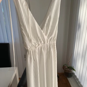 Super fin klänning - Säljer min klänning från bikbok! Strl Xs, det är en långklänning syns dock inte på bilderna! Perfekt till studentfesten☺️ 400 +frakt, skriv gärna för fler bilder!