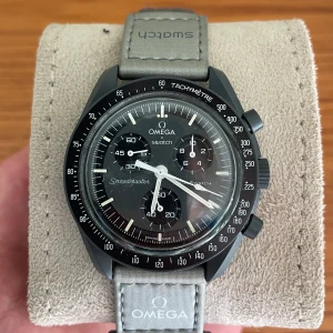 Mission to mercery  - Hej! Säljer nu denna super schyssta omega klocka. Klockan är i fint skick. Bara klockan medföljer vid köp, där av priset. Nypris på merchsweden ligger på 5999