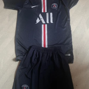 Neymar Jr kit - Neymar jr PSG kit både shorts o tröja storlek 176