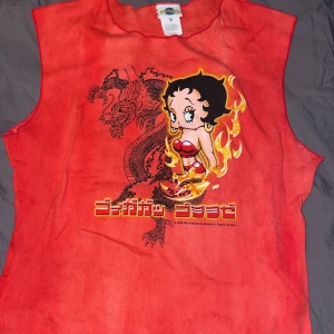 Betty Boop tee  - Coolt rött linne / T-shirt i storlek L men passar s-m också! 