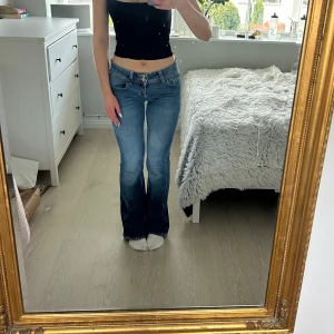 Lågmidjade jeans  - Säljer blåa lågmidjade jeans med snygga bakfickor, köpte för 250kr, säljer för 150kr 💞Storleken är 34 